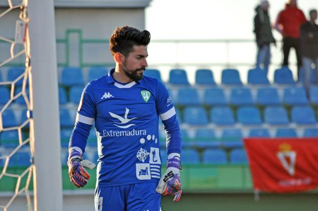 Isma Gil, portero del Villanovense, durante el partido ante el Murcia. :: e. domeque