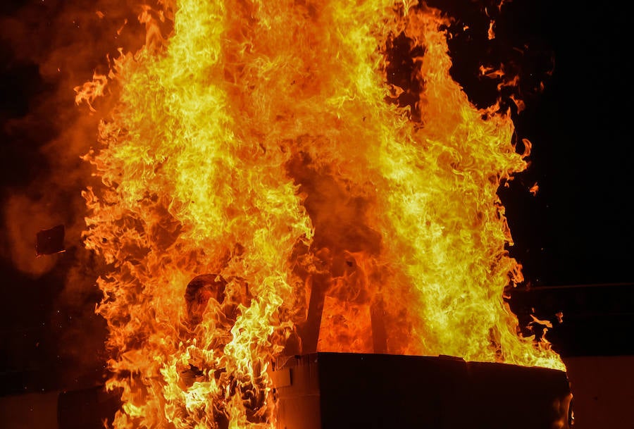 Fotos: Arde el marimanta en el barrio pacense de Santa Marina