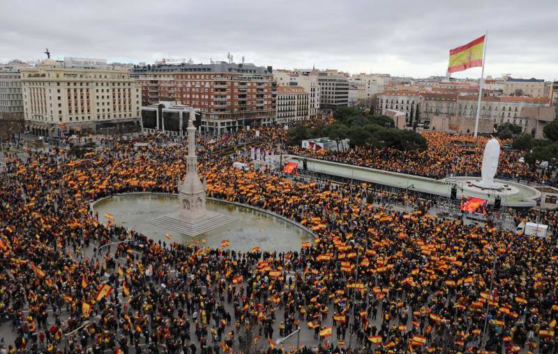 PP, Ciudadanos y Vox concentran a miles de manifestantes en la Plaza de Colón