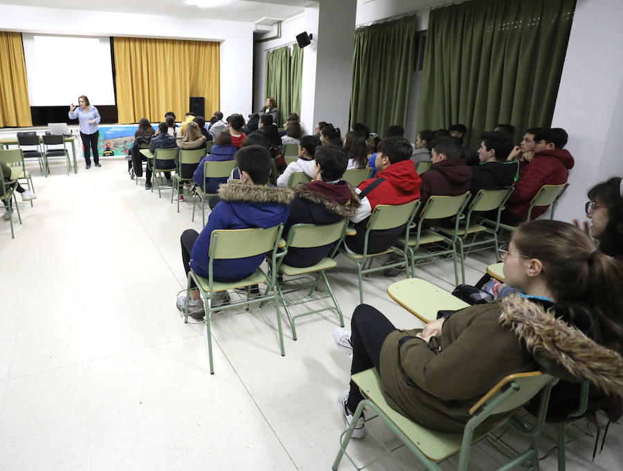 Varios centros escolares de la ciudad celebraron ayer el Día de la Mujer y la Niña en la Ciencia con numerosas actividades para dar visibilidad al ámbito femenino en las diversas ramas que tiene la ciencia. Los colegios e institutos de Mérida dieron la voz ayer a las mujeres para demostrar que están ahí.