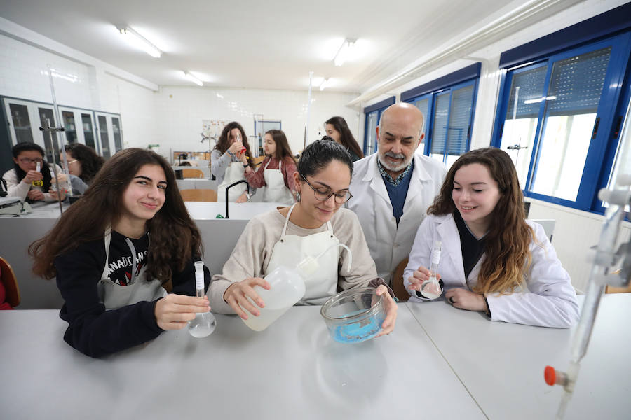 Varios centros escolares de la ciudad celebraron ayer el Día de la Mujer y la Niña en la Ciencia con numerosas actividades para dar visibilidad al ámbito femenino en las diversas ramas que tiene la ciencia. Los colegios e institutos de Mérida dieron la voz ayer a las mujeres para demostrar que están ahí.
