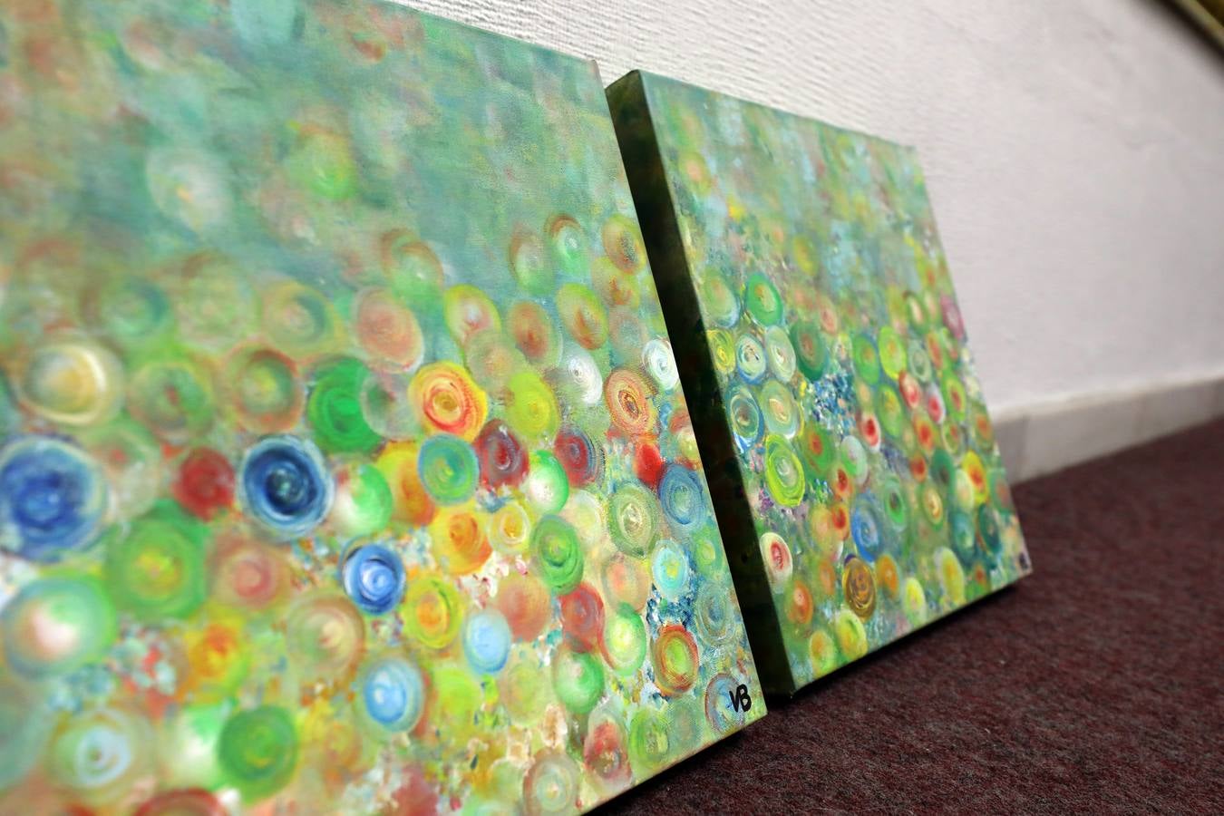 La artista Belén Díaz García expone sus obras en el Centro Cultural Santo Domingo de Fundación CB de Mérida. Belén Díaz se define como una amante del color y de la luz en todas sus expresiones. Desde muy pequeña le gustó manifestar sus sentimientos a través de la pintura; fue su profesora de dibujo en el Colegio Compañía de María la primera persona que le enseñó pautas y técnicas para disfrutar dibujando. En 1976, con 11 años, fue premiada con el tercer puesto en el certamen anual de pintura al aire libre del Ayuntamiento de Badajoz. A raíz de cursar sus estudios universitarios se estableció en Sevilla y comenzó una nueva etapa aprendiendo y practicando en el estudio de su tío, el pintor extremeño, Paco Mateo. La exposición «Belén nature» se podrá visitar en el Centro Cultural Santo Domingo del 8 al 28 de febrero.