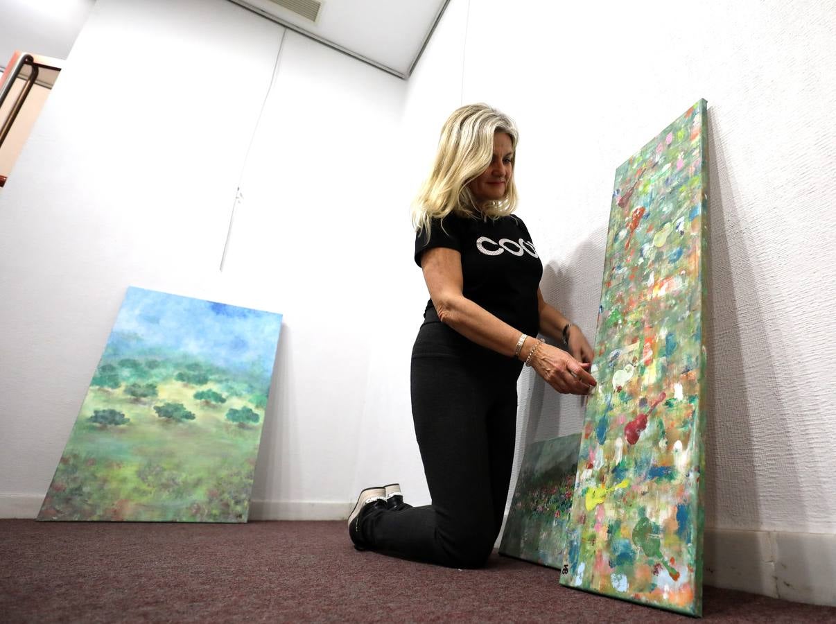 La artista Belén Díaz García expone sus obras en el Centro Cultural Santo Domingo de Fundación CB de Mérida. Belén Díaz se define como una amante del color y de la luz en todas sus expresiones. Desde muy pequeña le gustó manifestar sus sentimientos a través de la pintura; fue su profesora de dibujo en el Colegio Compañía de María la primera persona que le enseñó pautas y técnicas para disfrutar dibujando. En 1976, con 11 años, fue premiada con el tercer puesto en el certamen anual de pintura al aire libre del Ayuntamiento de Badajoz. A raíz de cursar sus estudios universitarios se estableció en Sevilla y comenzó una nueva etapa aprendiendo y practicando en el estudio de su tío, el pintor extremeño, Paco Mateo. La exposición «Belén nature» se podrá visitar en el Centro Cultural Santo Domingo del 8 al 28 de febrero.