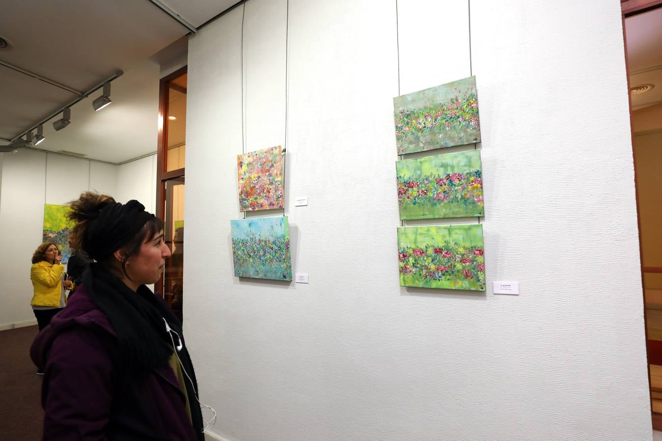 La artista Belén Díaz García expone sus obras en el Centro Cultural Santo Domingo de Fundación CB de Mérida. Belén Díaz se define como una amante del color y de la luz en todas sus expresiones. Desde muy pequeña le gustó manifestar sus sentimientos a través de la pintura; fue su profesora de dibujo en el Colegio Compañía de María la primera persona que le enseñó pautas y técnicas para disfrutar dibujando. En 1976, con 11 años, fue premiada con el tercer puesto en el certamen anual de pintura al aire libre del Ayuntamiento de Badajoz. A raíz de cursar sus estudios universitarios se estableció en Sevilla y comenzó una nueva etapa aprendiendo y practicando en el estudio de su tío, el pintor extremeño, Paco Mateo. La exposición «Belén nature» se podrá visitar en el Centro Cultural Santo Domingo del 8 al 28 de febrero.
