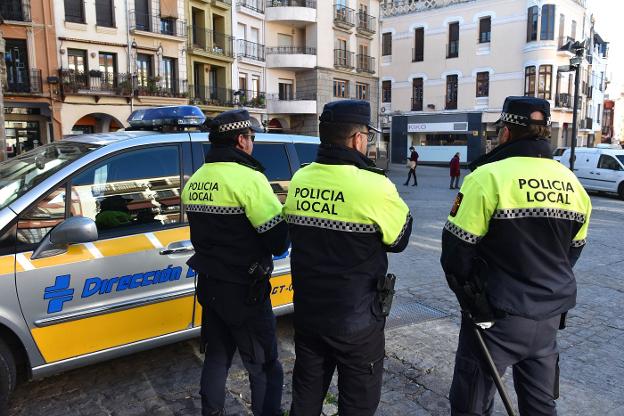Agentes de la Policía Local, ayer en la Plaza Mayor. :: david palma