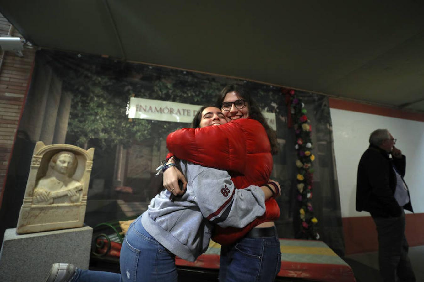 El Museo de Arte Romano celebra el Día de San Valentín con una semana de actividades en torno al amor. Hoy tiene lugar 'Enamórate de Augusta Emerita', una actividad donde el público visitante puede hacerse una fotografía de temática amorosa o romántica. Los participantes recibirán la fotografía, que se les remitirá en formato digital. Se desarrolla desde las 9.30 hasta las 18.30 horas y no es necesaria la inscripción. Para aquellos que no puedan asistir ese día, volverá a celebrarse el 17 de febrero de 10 a 15 horas, con aforo libre. La tarifa de entrada al Museo será la habitual.