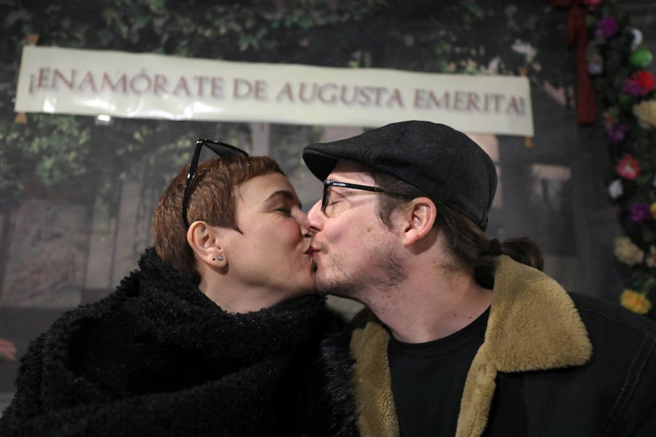 El Museo de Arte Romano celebra el Día de San Valentín con una semana de actividades en torno al amor. Hoy tiene lugar 'Enamórate de Augusta Emerita', una actividad donde el público visitante puede hacerse una fotografía de temática amorosa o romántica. Los participantes recibirán la fotografía, que se les remitirá en formato digital. Se desarrolla desde las 9.30 hasta las 18.30 horas y no es necesaria la inscripción. Para aquellos que no puedan asistir ese día, volverá a celebrarse el 17 de febrero de 10 a 15 horas, con aforo libre. La tarifa de entrada al Museo será la habitual.