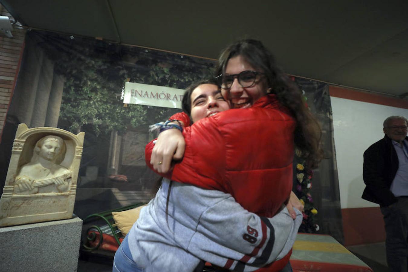 El Museo de Arte Romano celebra el Día de San Valentín con una semana de actividades en torno al amor. Hoy tiene lugar 'Enamórate de Augusta Emerita', una actividad donde el público visitante puede hacerse una fotografía de temática amorosa o romántica. Los participantes recibirán la fotografía, que se les remitirá en formato digital. Se desarrolla desde las 9.30 hasta las 18.30 horas y no es necesaria la inscripción. Para aquellos que no puedan asistir ese día, volverá a celebrarse el 17 de febrero de 10 a 15 horas, con aforo libre. La tarifa de entrada al Museo será la habitual.