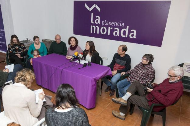 Matas, en el centro, con parte de su candidatura. :: a. solé