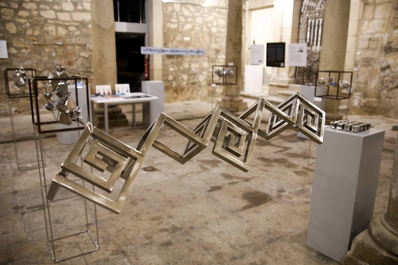 El Colegio Oficial de Arquitectos de Extremadura y el Ateneo de Cáceres ofrecen la exposición de esculturas no_maps / sin planes, del artista plástico Alfonso Doncel. Se puede visitar en el Colegio Oficial de Arquitectos de Extremadura (Cáceres) hasta el 18 de febrero de 2019