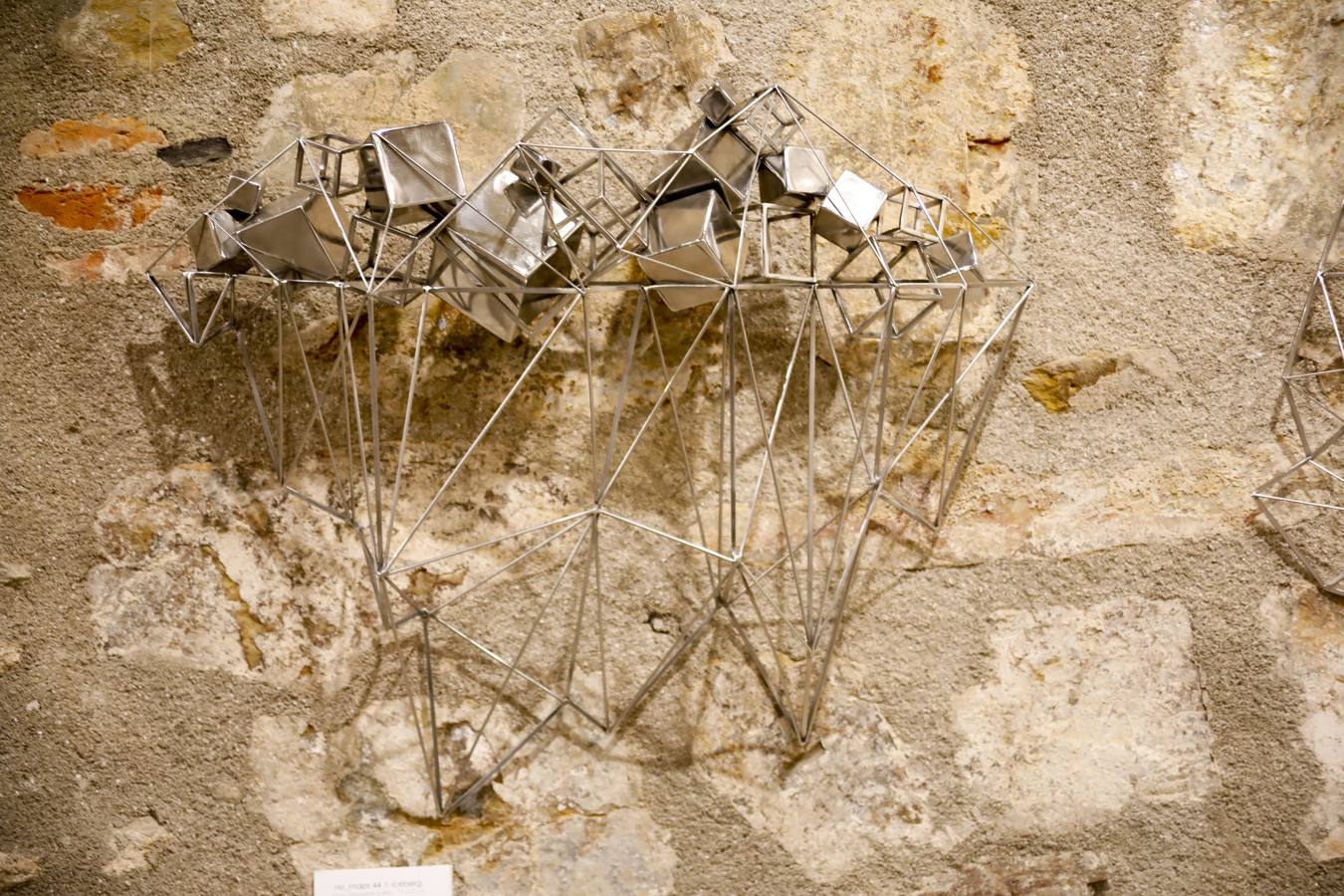 El Colegio Oficial de Arquitectos de Extremadura y el Ateneo de Cáceres ofrecen la exposición de esculturas no_maps / sin planes, del artista plástico Alfonso Doncel. Se puede visitar en el Colegio Oficial de Arquitectos de Extremadura (Cáceres) hasta el 18 de febrero de 2019