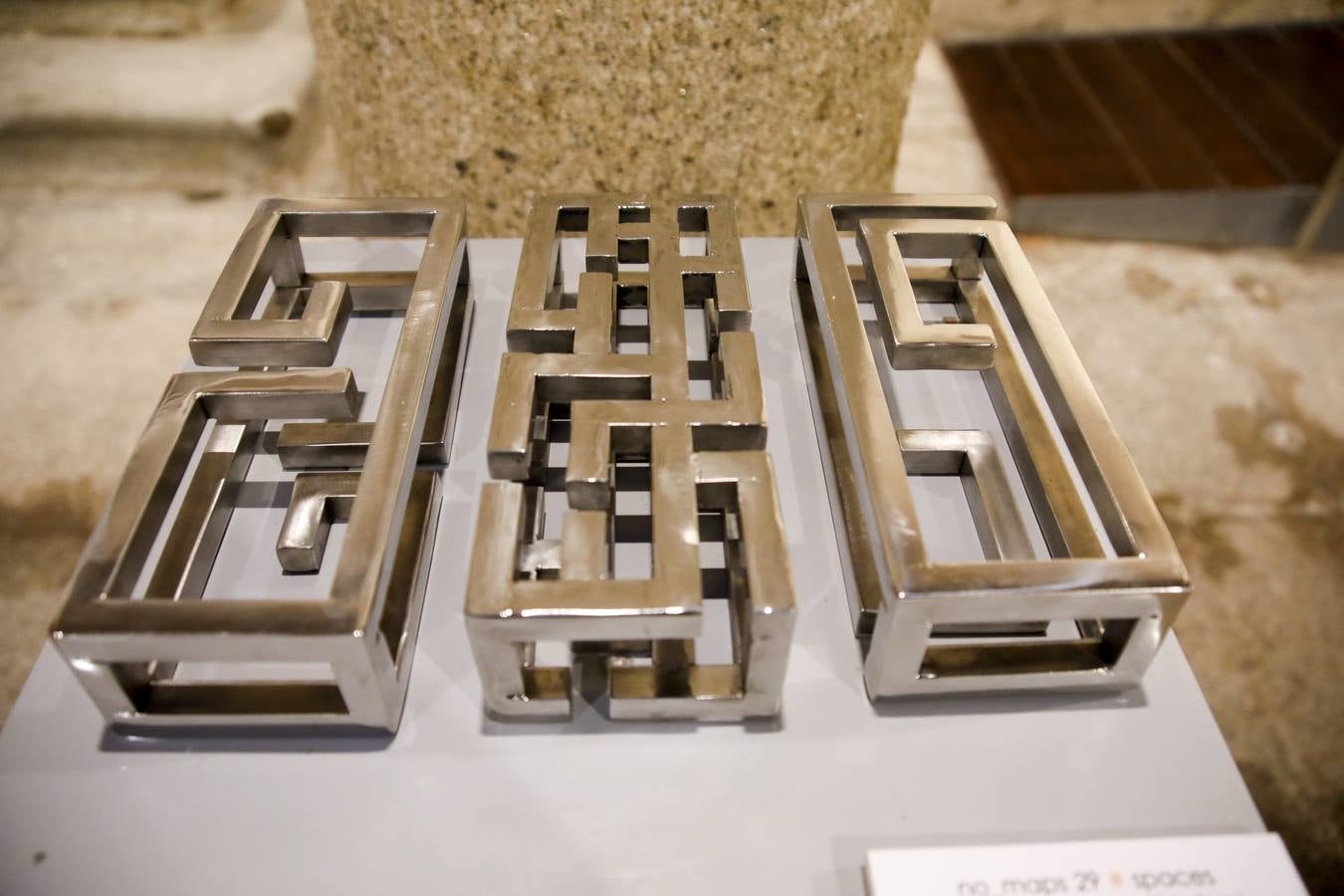 El Colegio Oficial de Arquitectos de Extremadura y el Ateneo de Cáceres ofrecen la exposición de esculturas no_maps / sin planes, del artista plástico Alfonso Doncel. Se puede visitar en el Colegio Oficial de Arquitectos de Extremadura (Cáceres) hasta el 18 de febrero de 2019