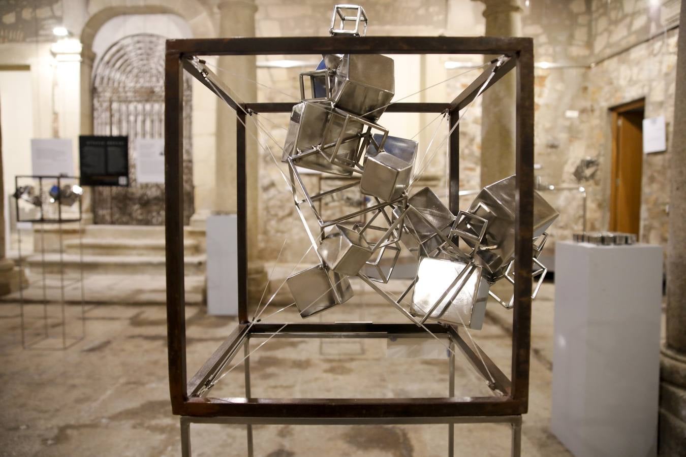 El Colegio Oficial de Arquitectos de Extremadura y el Ateneo de Cáceres ofrecen la exposición de esculturas no_maps / sin planes, del artista plástico Alfonso Doncel. Se puede visitar en el Colegio Oficial de Arquitectos de Extremadura (Cáceres) hasta el 18 de febrero de 2019