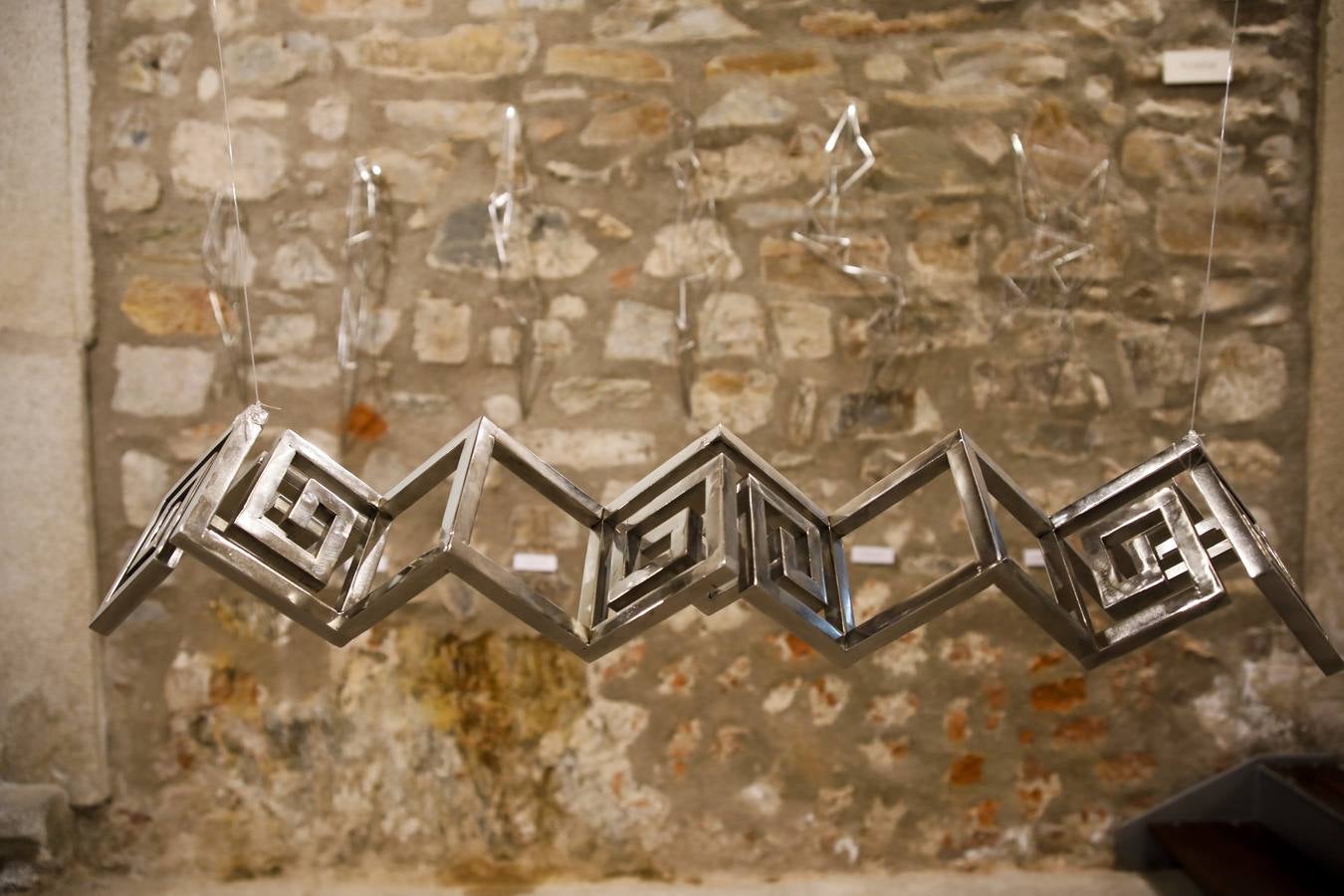 El Colegio Oficial de Arquitectos de Extremadura y el Ateneo de Cáceres ofrecen la exposición de esculturas no_maps / sin planes, del artista plástico Alfonso Doncel. Se puede visitar en el Colegio Oficial de Arquitectos de Extremadura (Cáceres) hasta el 18 de febrero de 2019