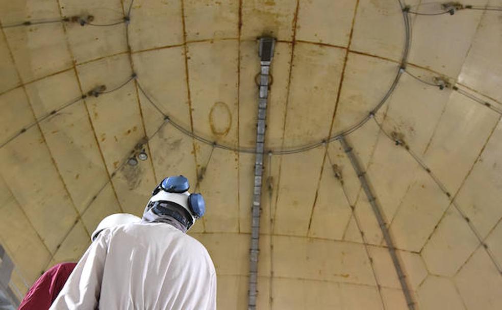 Operarios en el edificio del reactor la central nuclear José Cabrera, en Almonacid de Zorita (Guadalajara).