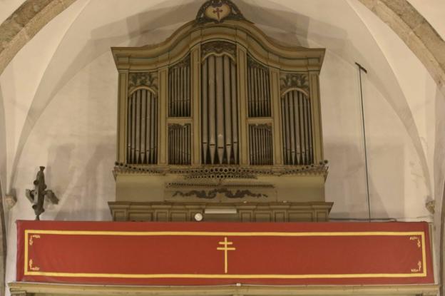 Vista del frontal del órgano que se sitúa en la parte trasera de Santa María. :: j. m. romero