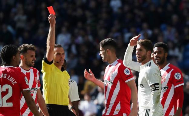 Sergio Ramos ve la roja ante el Girona. 