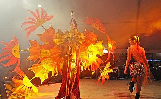 Imagen principal - Monfragüe alza el vuelo en un fin de semana de &#039;Combita&#039; y seriófilos