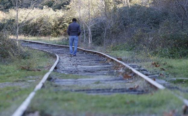Una persona camina por la antigua vía ferroviaria de la Ruta de laPlata. :: HOY