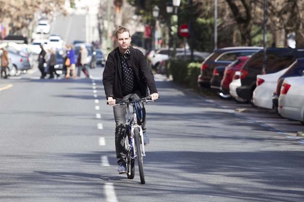 Carlos Saiz moviéndose en bicicleta por las calles de Cáceres. :: Jorge Rey