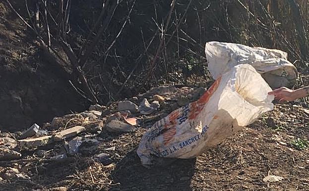 Dos de los sacos con restos de galgo encontrados en Lobón