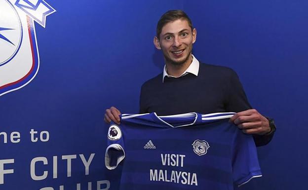 Emiliano Sala posa con la camiseta del Cardiff. 