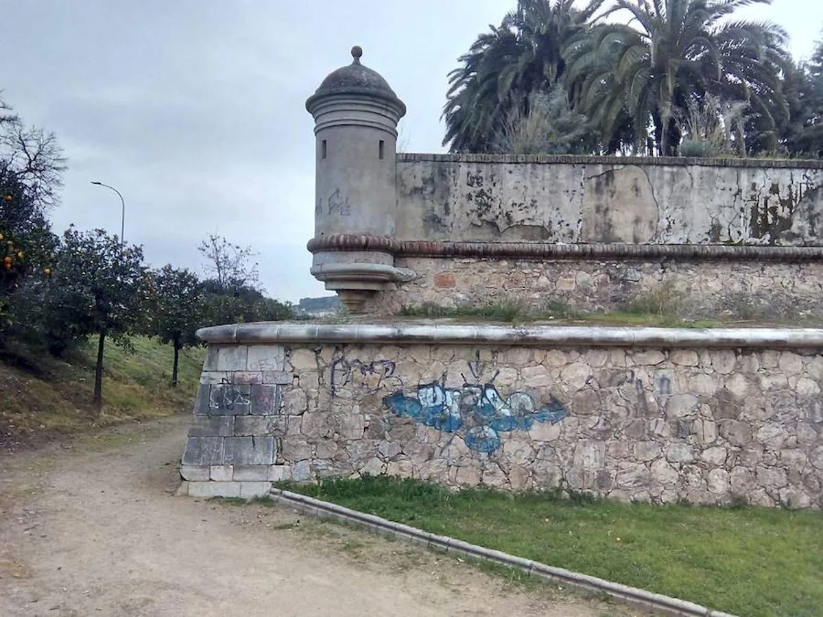 La Asociación Cívica Ciudad de Badajoz ha alertado de la aparición de pintadas nazis en la muralla abaluartada de la ciudad y ha lamentado la «impunidad» con la que cuentan los «incívicos» que realizan estos gratifis.