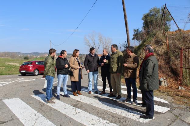 El alcalde, García Ballestero, y su equipo de gobierno, con el diputado Aguilera en la zona para la que se solicitan obras. 