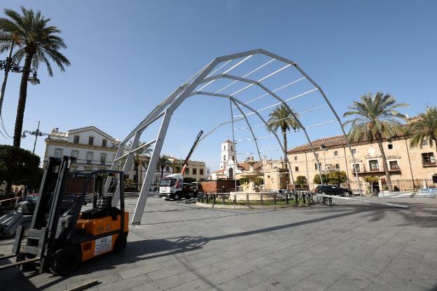 Trabajos de montaje de la carpa transparente en la Plaza de España. :: brígido