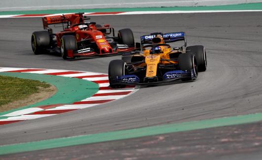 El McLaren de Carlos Sainz, delante del Ferrari de Vettel.