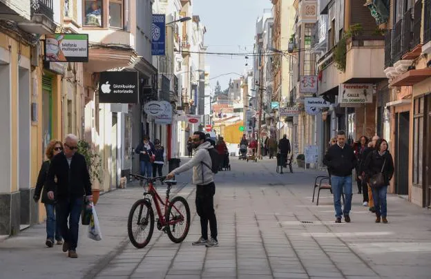 El primer tramo de la calle Santo Domingo está casi acabado y abrirá el sábado. 