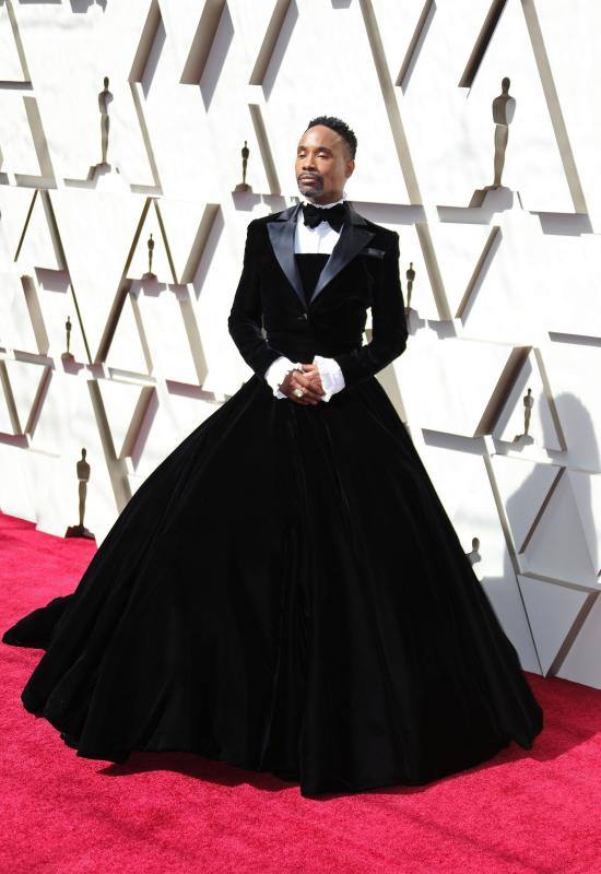 Billy Porter, protagonista de la serie 'Pose', ha sido uno de los primeros en pisar la alfombra roja de la 91 edición de los Óscar. El actor ha preferido arriesgar y romper moldes con un esmoquin de negro y falda de gran volumen, un modelado romántico de terciopelo negro con falda de gran volumen, camisa blanca con puños plisados y aderezado con una vistosa pajarita, que ha dejado a muchos con la boca abierta.