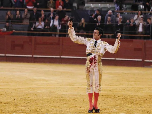 Emilio de Justo muestra las dos orejas que cortó a su tercer toro de la tarde. :: tauroemoción