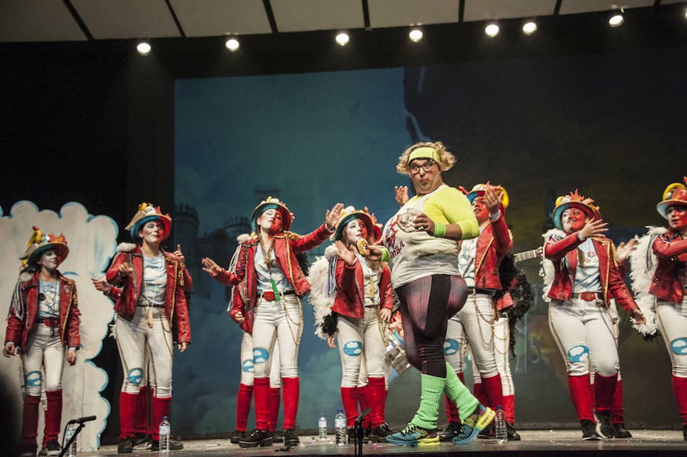 El futuro es prometedor para el concurso de mugas del Carnaval de Badajoz. Las siete agrupaciones que en la jornada del sábado se subieron a las tablas del López de Ayala demostraron que la cantera está ya preparada.