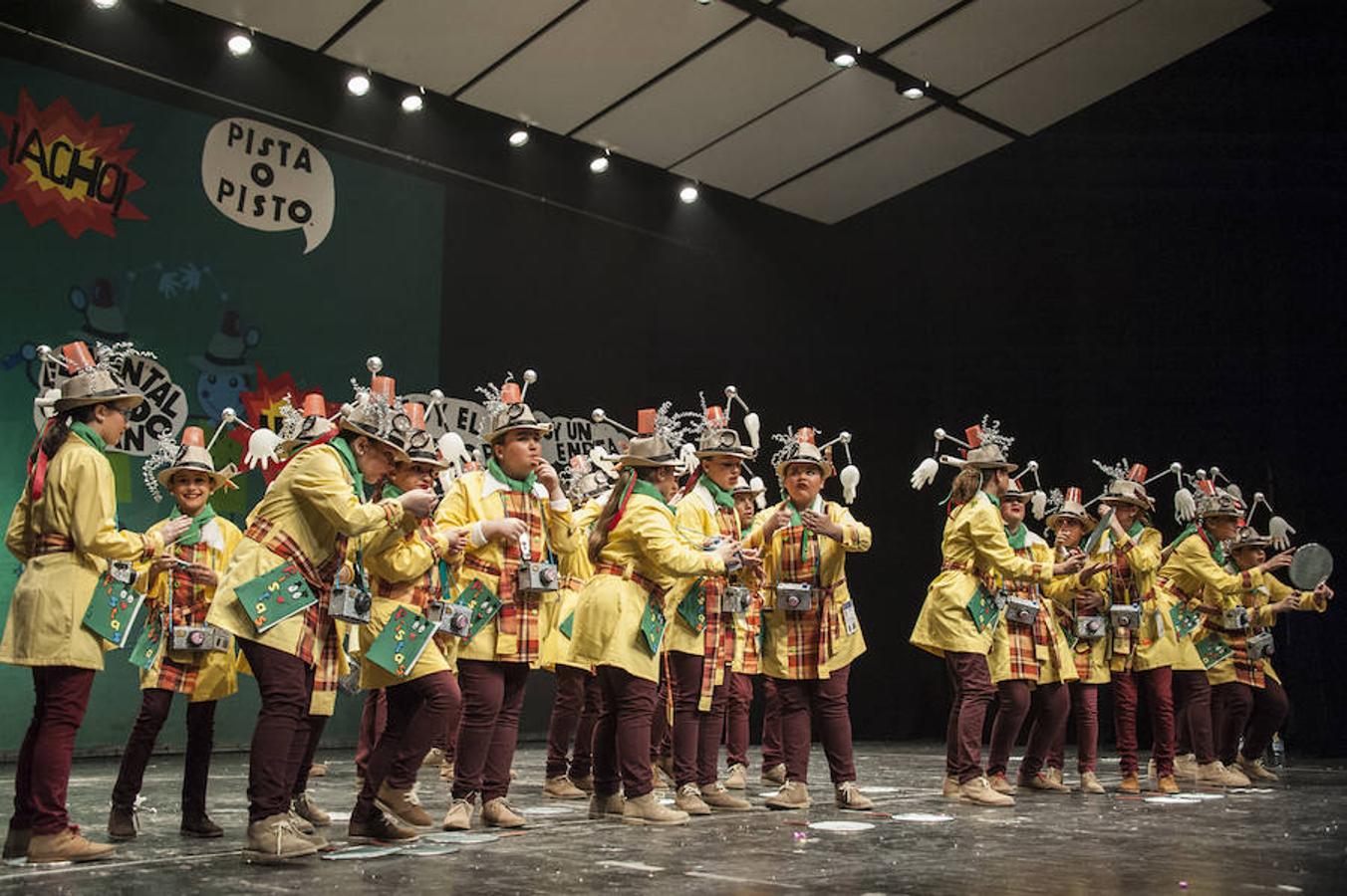 El futuro es prometedor para el concurso de mugas del Carnaval de Badajoz. Las siete agrupaciones que en la jornada del sábado se subieron a las tablas del López de Ayala demostraron que la cantera está ya preparada.