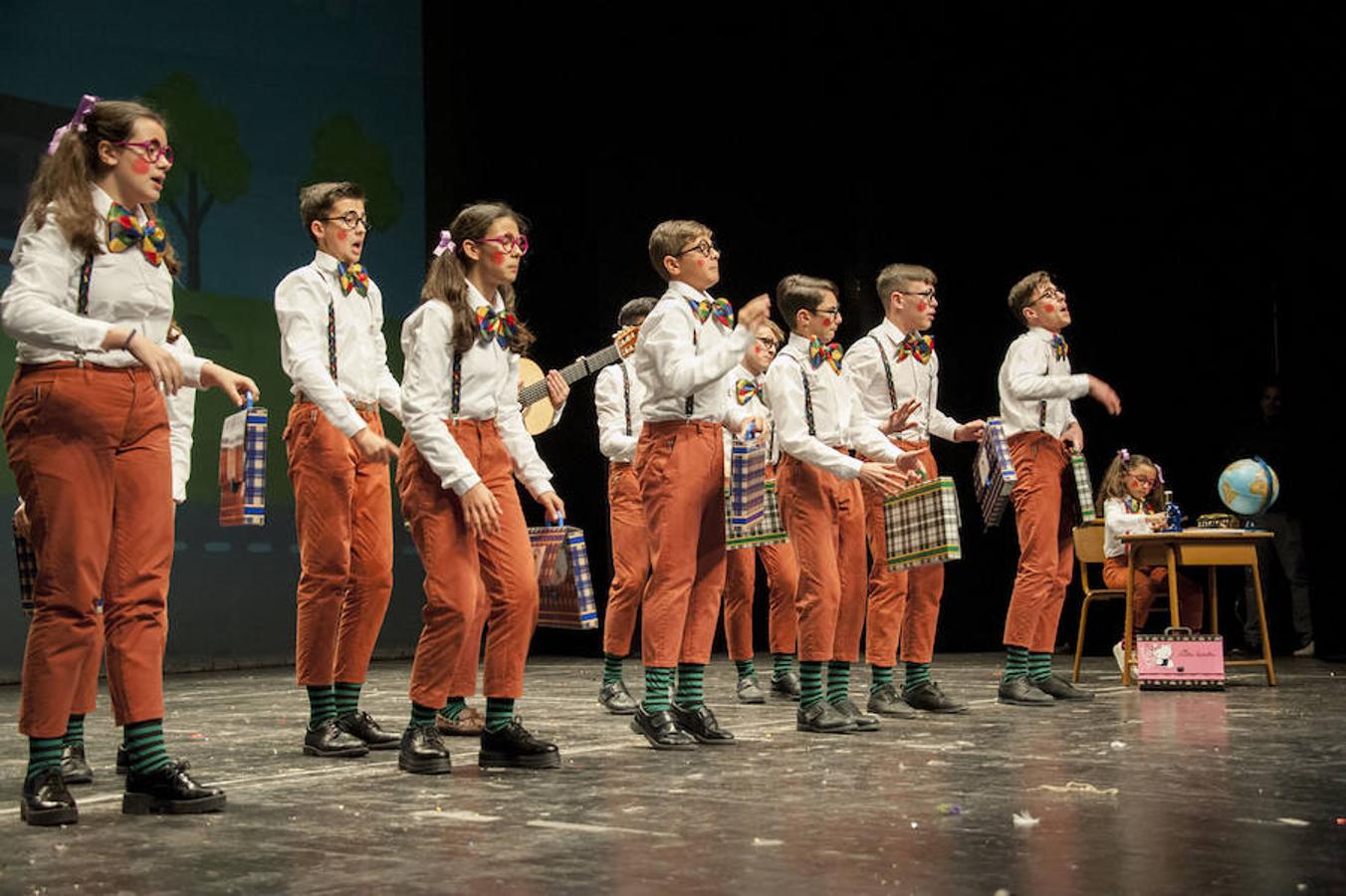 El futuro es prometedor para el concurso de mugas del Carnaval de Badajoz. Las siete agrupaciones que en la jornada del sábado se subieron a las tablas del López de Ayala demostraron que la cantera está ya preparada.