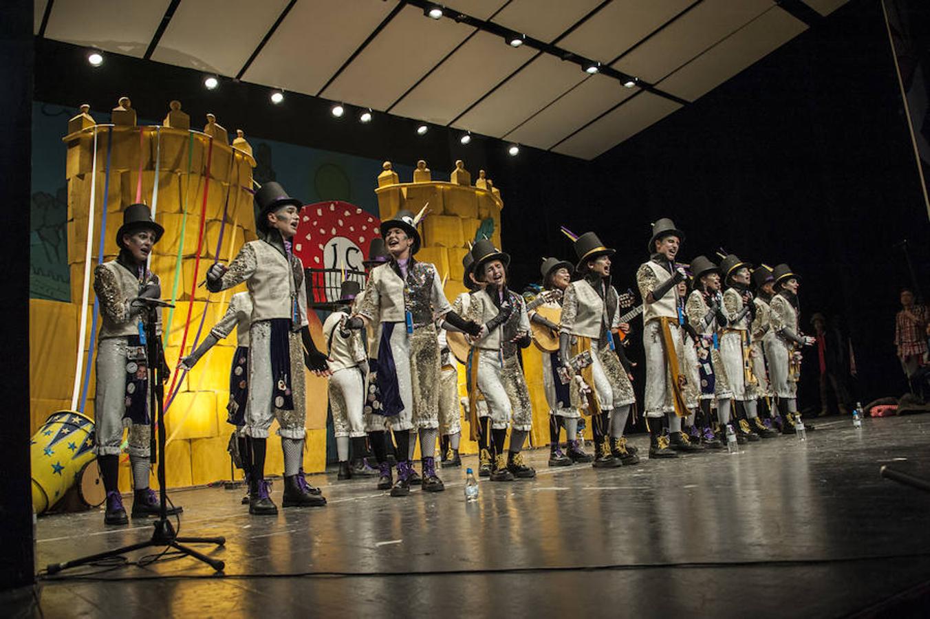 El futuro es prometedor para el concurso de mugas del Carnaval de Badajoz. Las siete agrupaciones que en la jornada del sábado se subieron a las tablas del López de Ayala demostraron que la cantera está ya preparada.