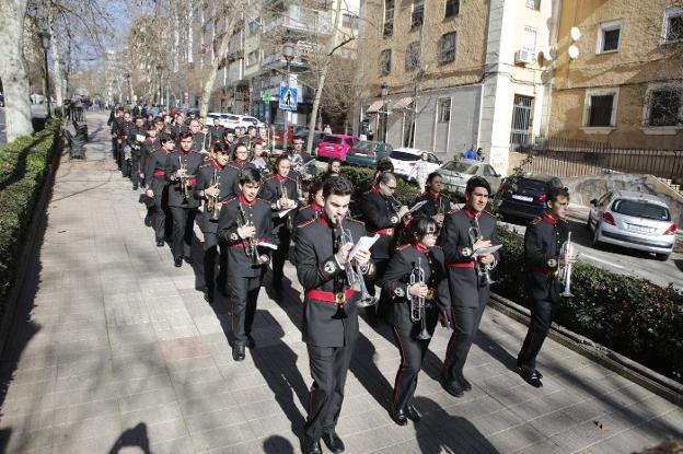 Las bandas protagonizaron un pascalles previo que arrancó en la avenida Virgen de la Montaña. :: A.M.