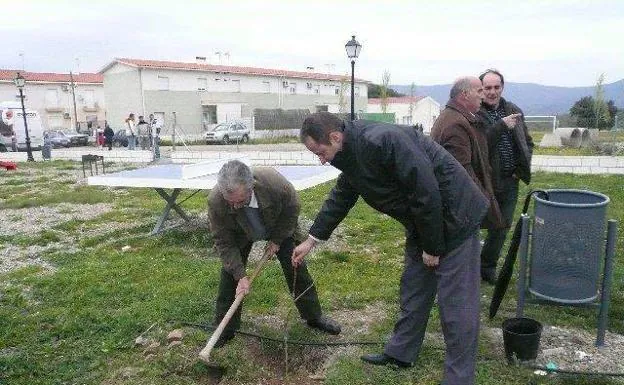 Vecinos de Villanueva de la Vera plantarán árboles en las Pilas del Bardal:: HOY