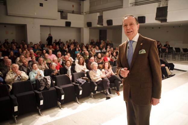 'Franquete' ofreció la conferencia ayer en Cáceres:: 