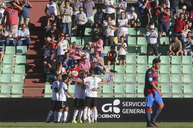Los jugadores del Mérida celebran un gol con su afición. :: J. M. ROMERO