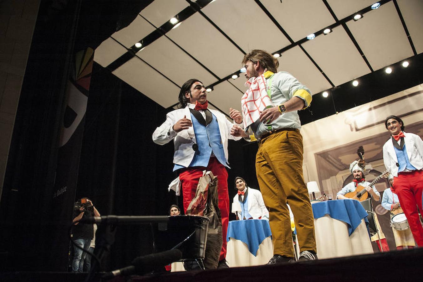 'Otro quinto, por favor' Tienen la presentación más potente del concurso y lograron una ovación del público nada más arrancar