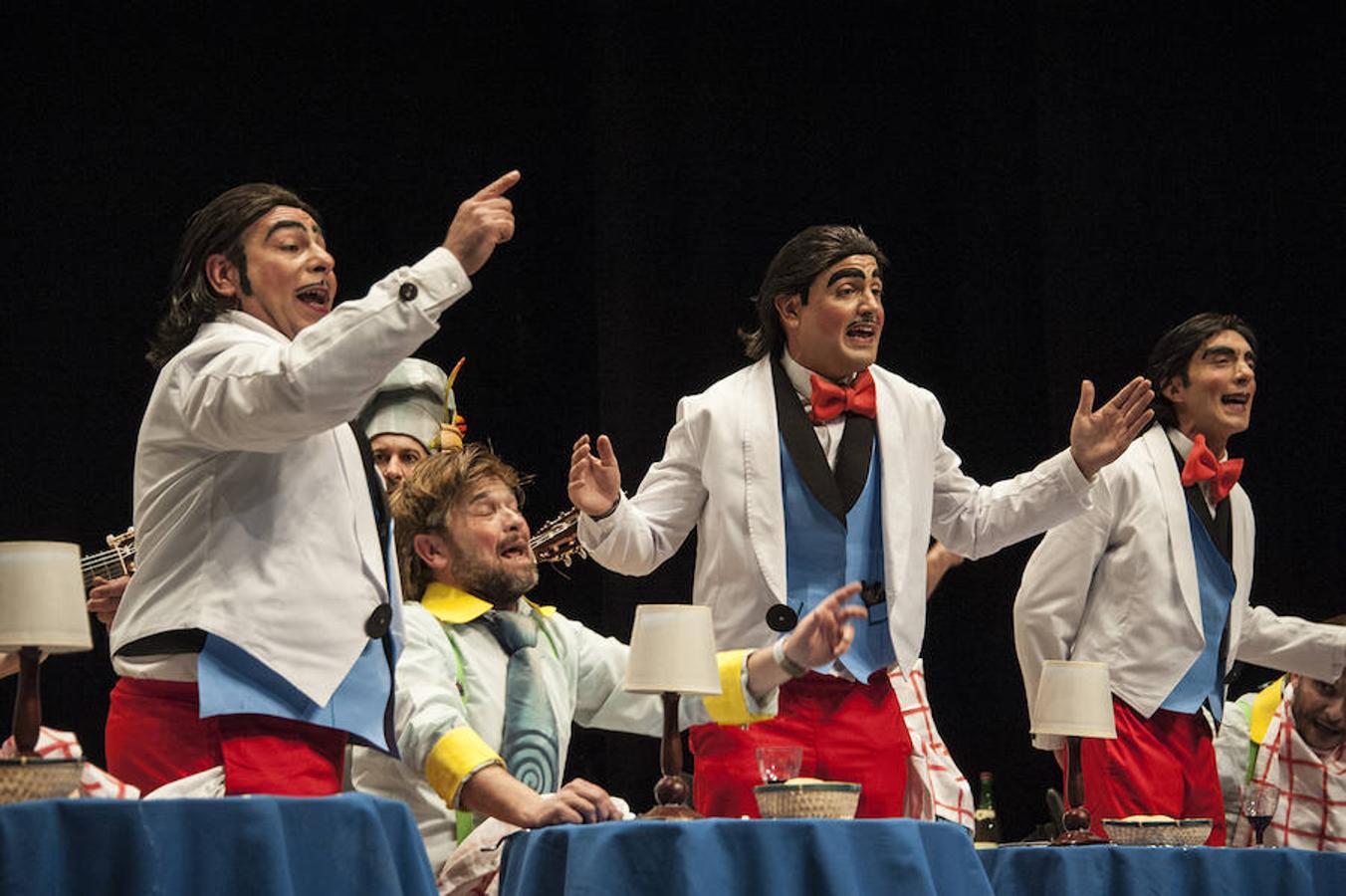 'Otro quinto, por favor' Tienen la presentación más potente del concurso y lograron una ovación del público nada más arrancar