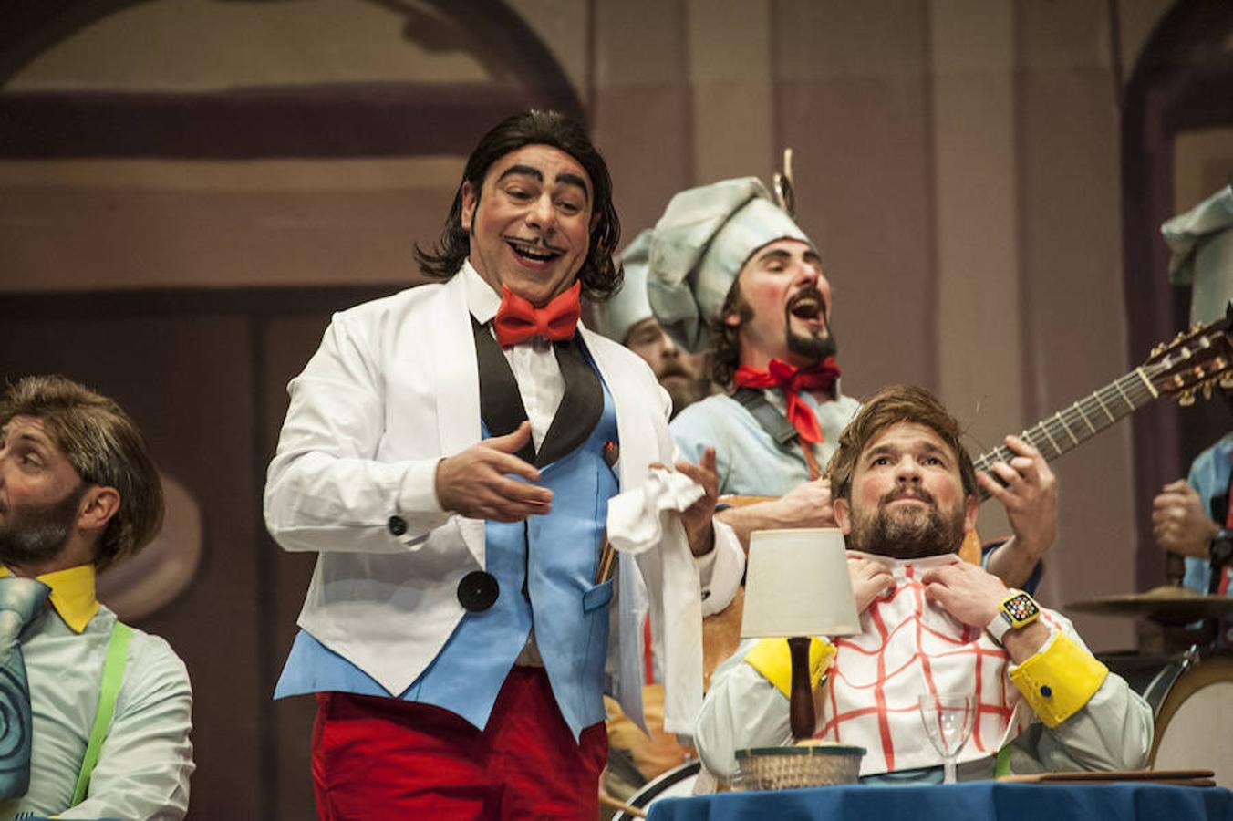 'Otro quinto, por favor' Tienen la presentación más potente del concurso y lograron una ovación del público nada más arrancar