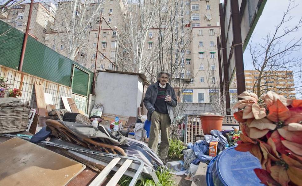 Fernando, de casi 82 años, lleva más de dos viviendo a la intemperie. 