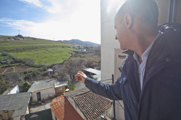 Miguel Calderón señala desde su casa la vegetación seca acumulada en la Ribera del Marco. :: jorge rey