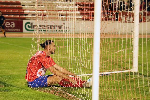 Mario Gómez en una acción del partido ante El Ejido. :: e. d.