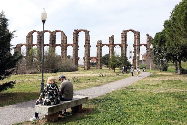 Gente paseando y descansando al lado del Acueducto. :: brígido