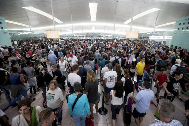 Los visitantes de Reino Unido deberán mostrar sus pasaportes para ser revisados, lo que aumentará el tiempo de espera en los controles de seguridad aeroportuarios. 