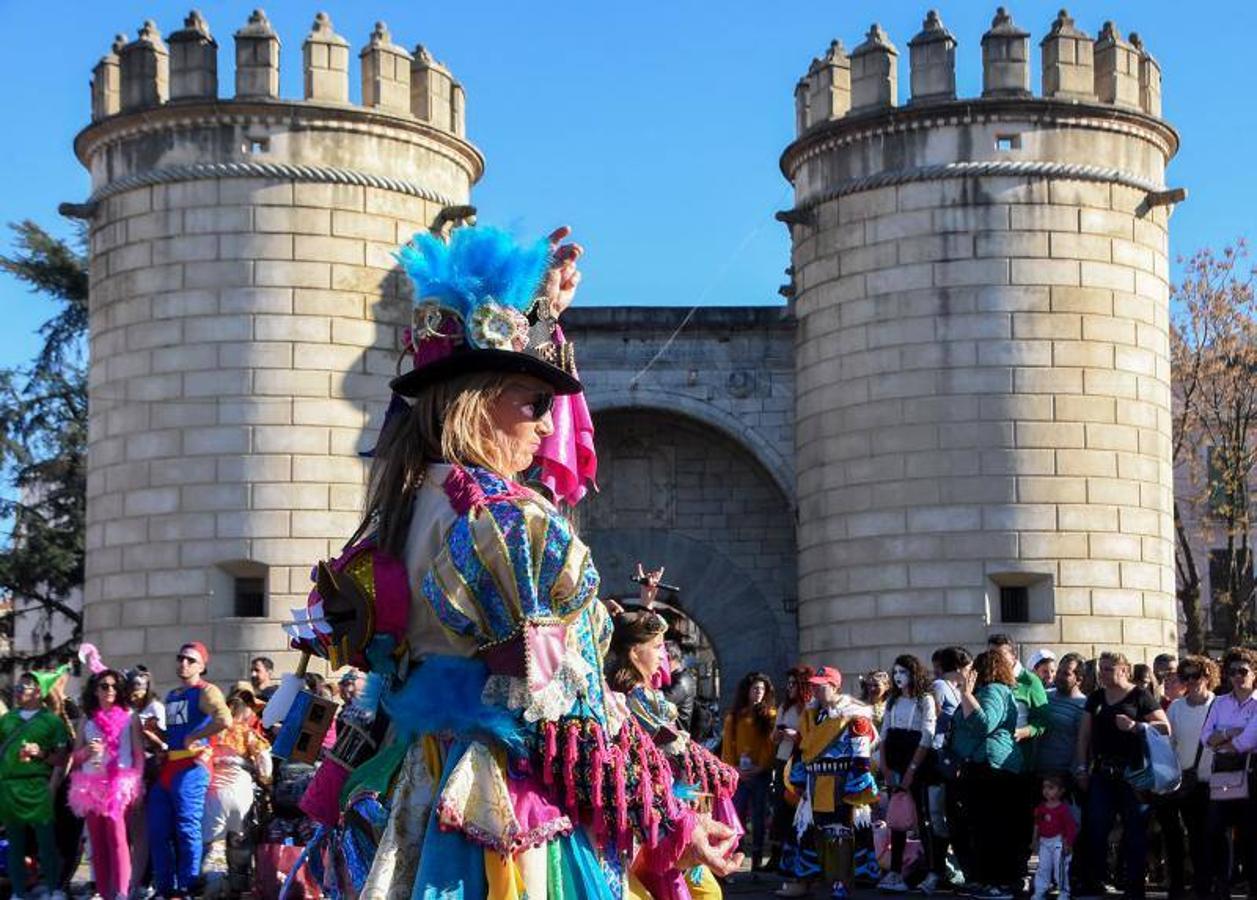 Con un día con mucho calor, la primera edición del sambódromo fue un éxito, San Francisco se llenó de nuevo de disfraces populares, hubo desfile de artefactos y murgas callejeras